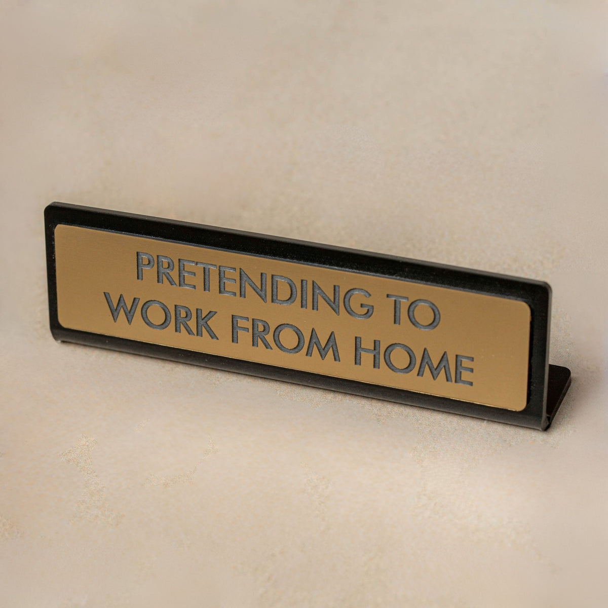 Placa de Escritorio Pretending to Work from Home