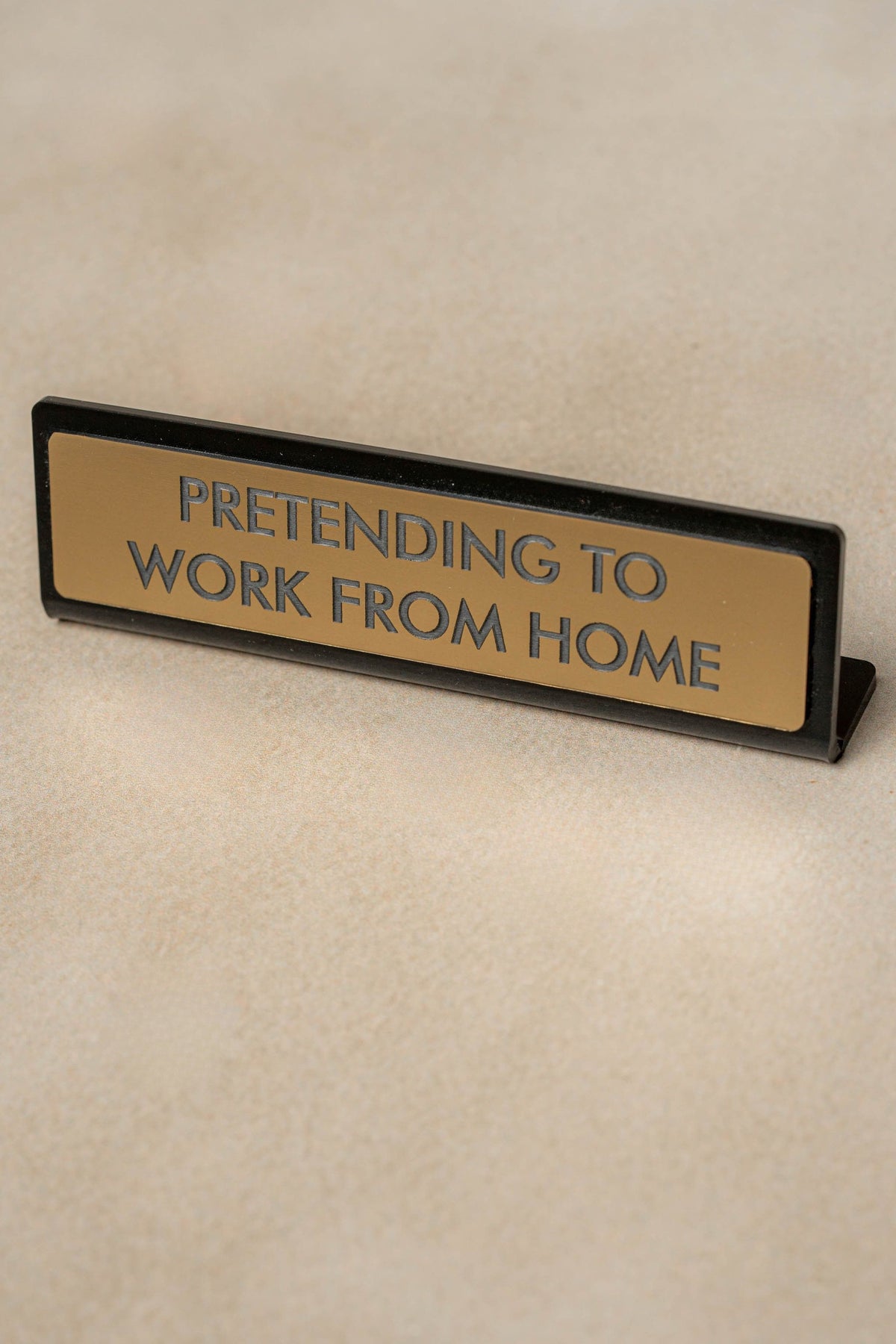 Placa de Escritorio Pretending to Work from Home