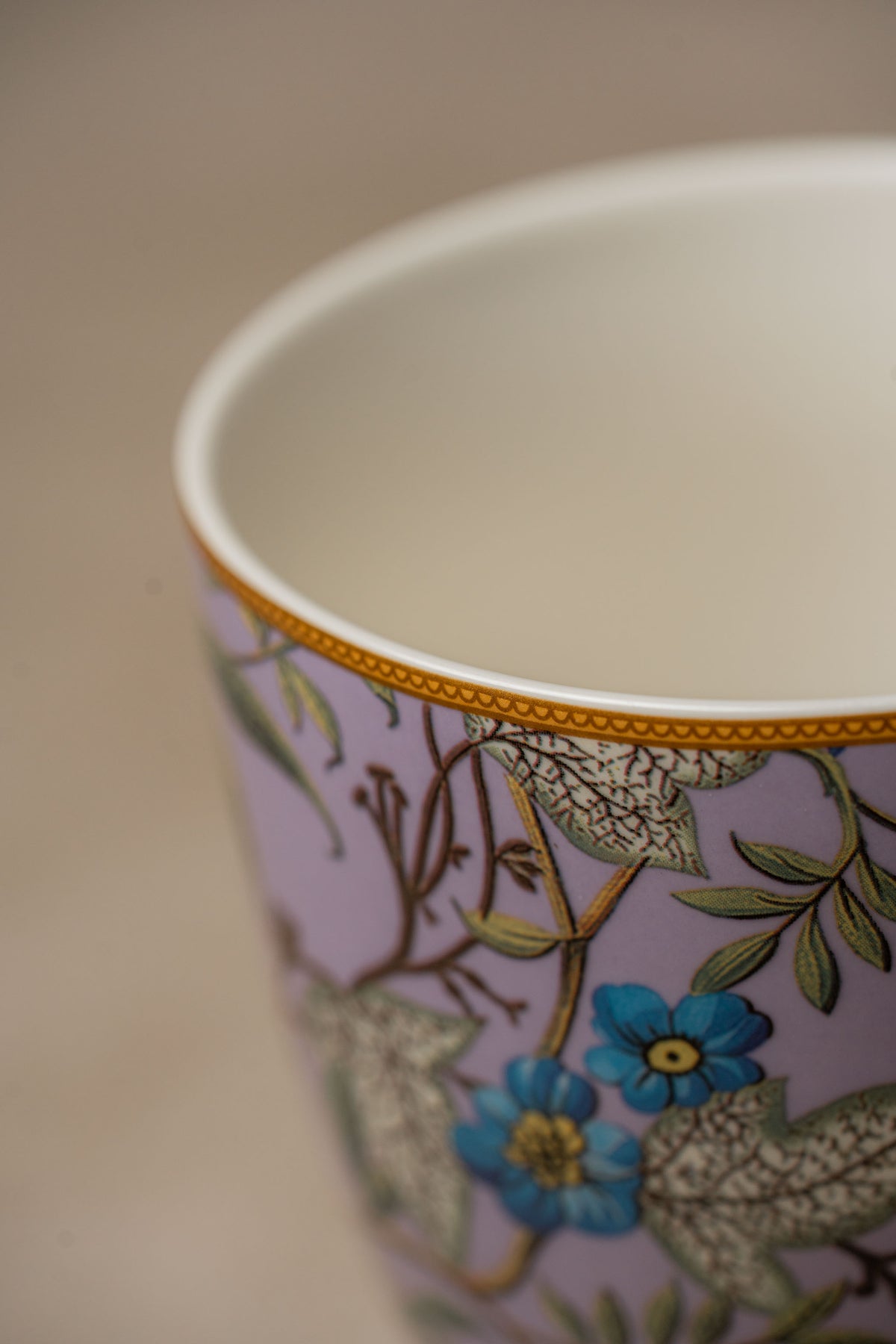 Taza Floral Morada · William Kilburn