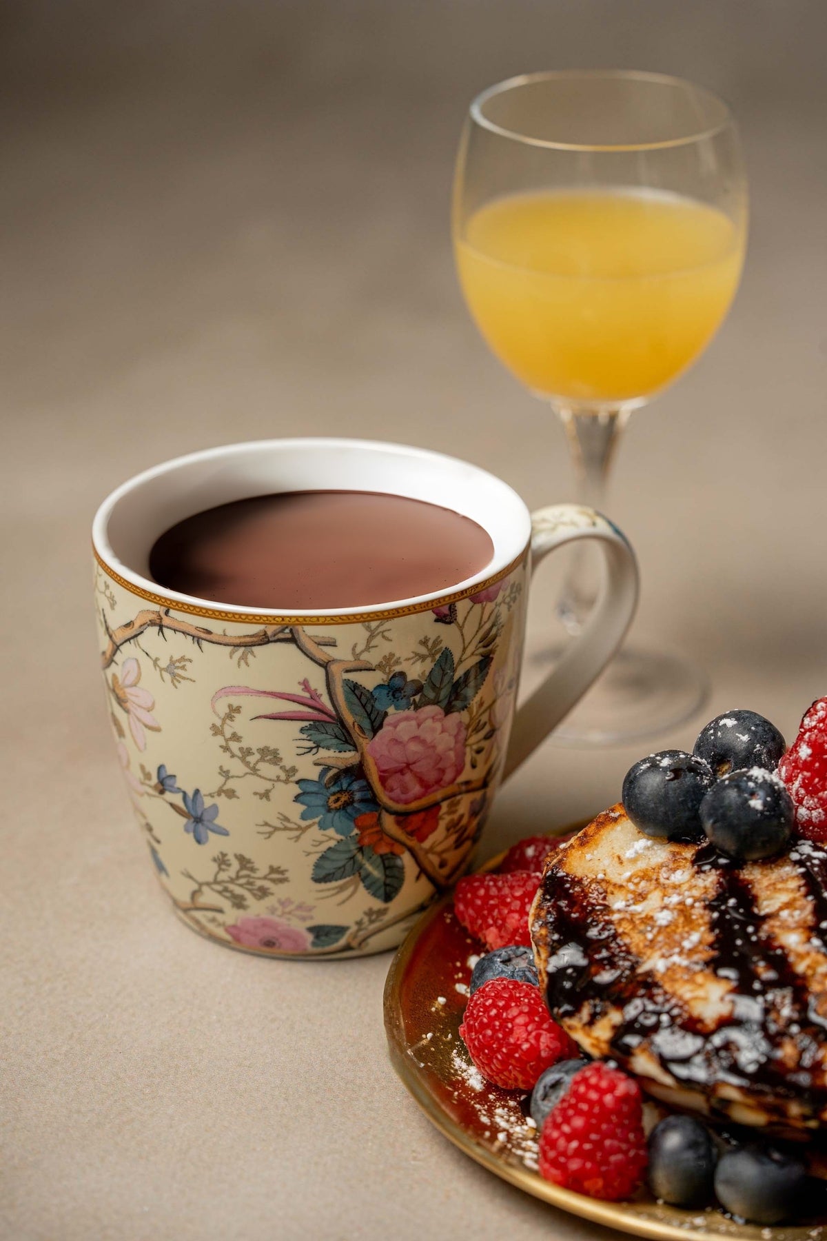 Taza Floral Crema · William Kilburn