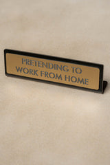 Placa de Escritorio Pretending to Work from Home